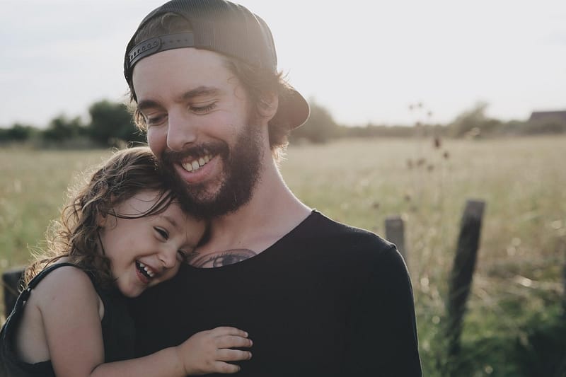 Veilig dicht bij Papa luisteren naar Zijn stem